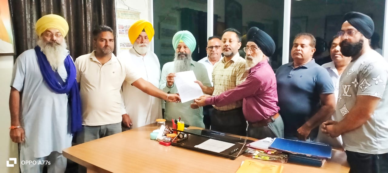 ਸ਼ਹਿਰ ਗੜ੍ਹਸ਼ੰਕਰ ਵਿੱਚੋਂ ਦਿਨ ਵੇਲੇ ਚੱਲ ਰਹੇ ਅੰਨ੍ਹੇ ਬਾ ਟਿੱਪਰਾਂ ਅਤੇ ਵੱਡੇ ਗੱਡੀਆਂ ਦਾ ਲਾਂਘਾ ਬੰਦ ਕੀਤਾ ਜਾਵੇ :- ਸੈਣੀ 